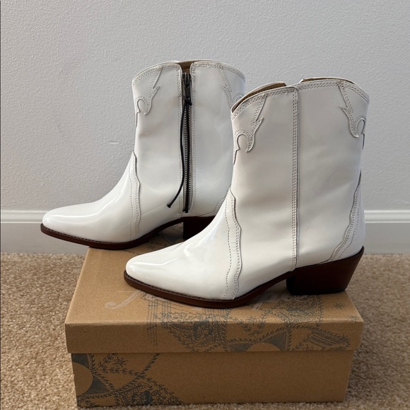 Free People- White Patent New Frontier Western Ankle Boots NIB- Size 6.5 (36.5) - Picture 4 of 11